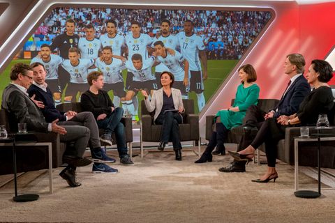 Die Fußball-Nationalmannschaft repräsentiere das Land in besonderem Maße, hieß es bei "Maischberger"