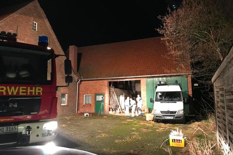 Hille: Ermittler der Spurensicherung arbeiten auf einem Gehöft, wo die Leiche eines 30-Jährigen gefunden wurde