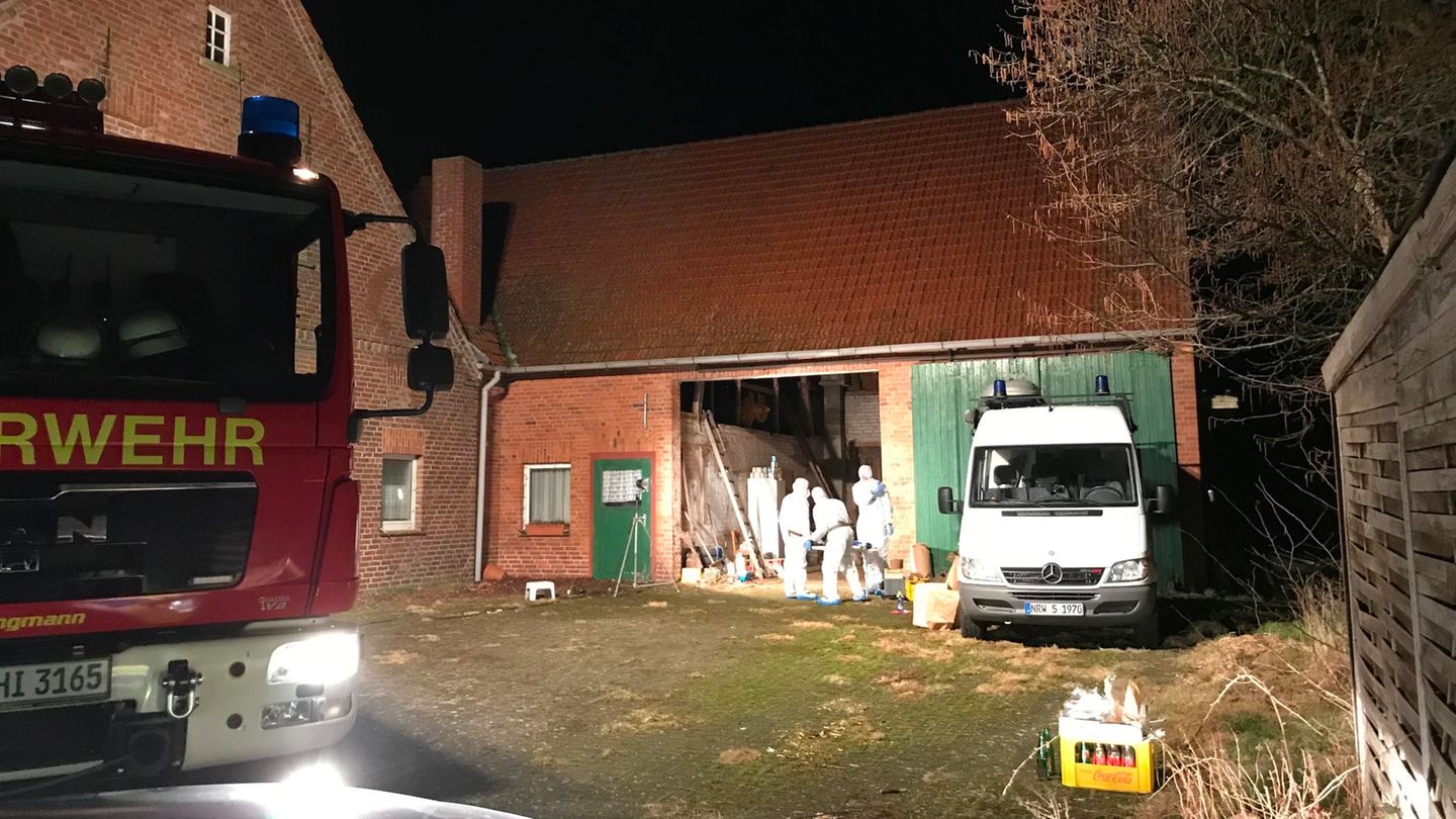 Hille: Ermittler der Spurensicherung arbeiten auf einem Gehöft, wo die Leiche eines 30-Jährigen gefunden wurde