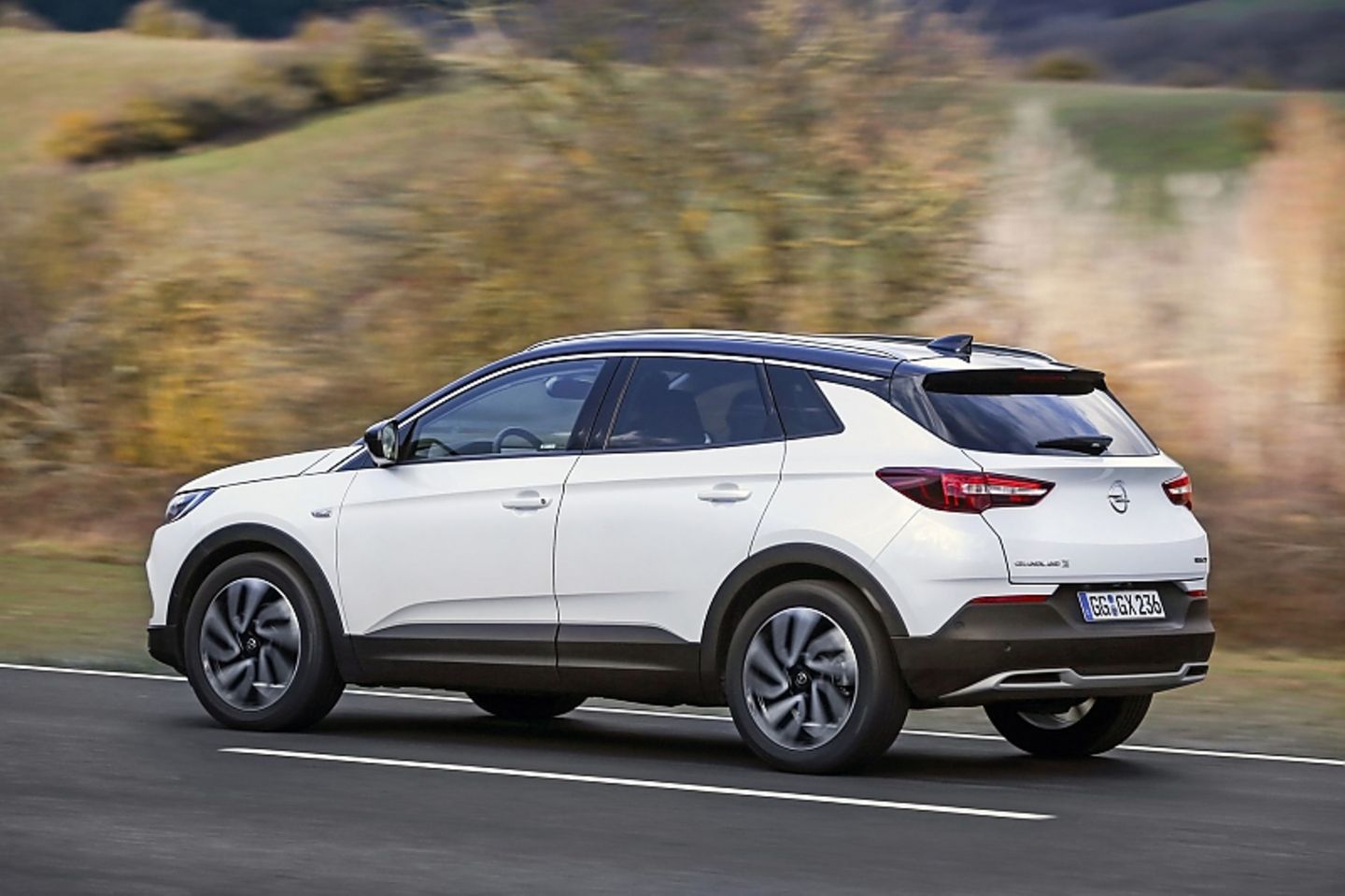 Der Opel Grandland X Ultimate 2.0 Diesel ist 214 km/h schnell
