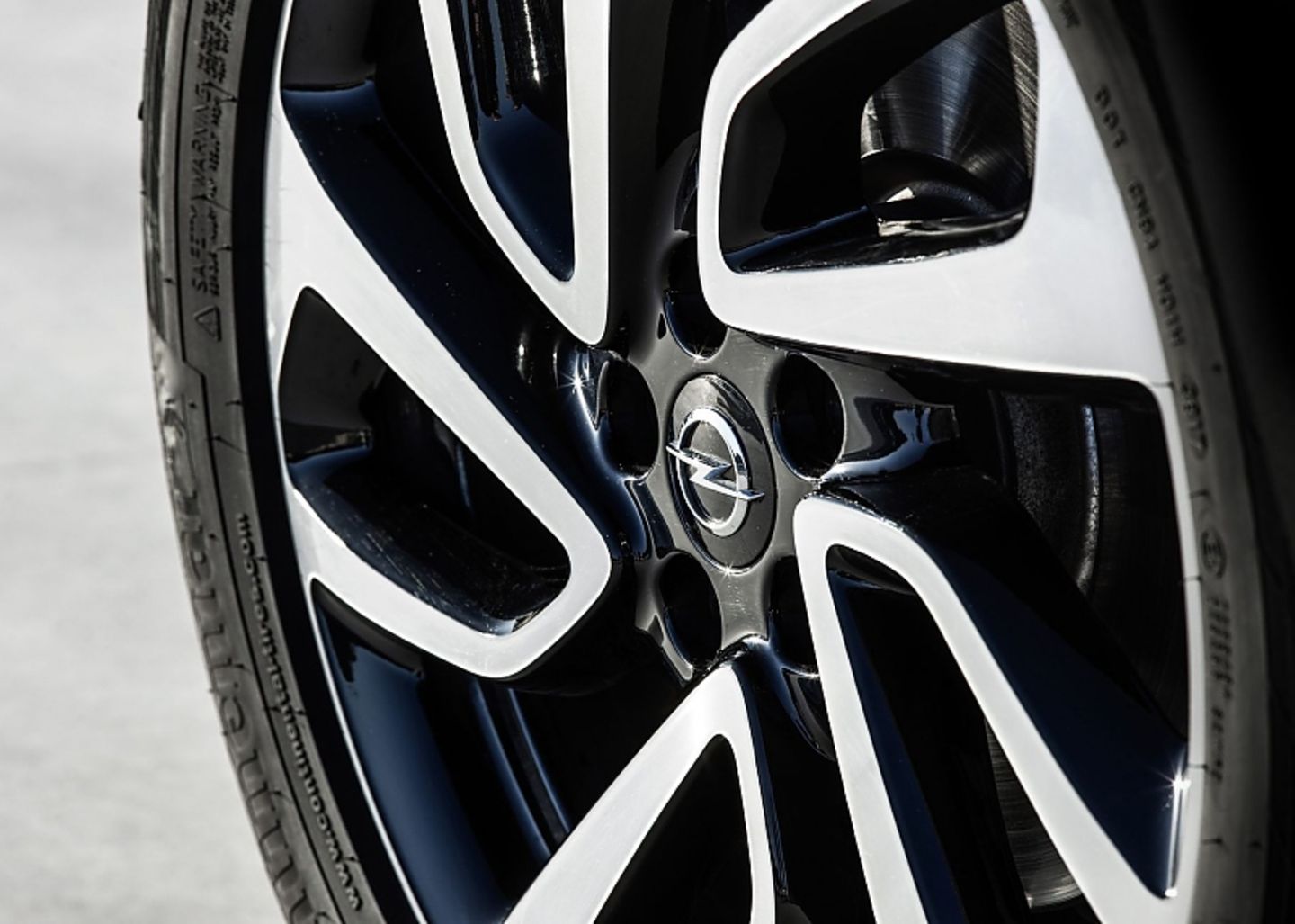 Der Opel Grandland X Ultimate hat 19 Zoll Alu-Räder
