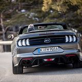 Das Heck des Ford Mustang 5.0 V8 GT Cabriolets hat nun vier Endrohre und ausgeprägtere Rückleuchten