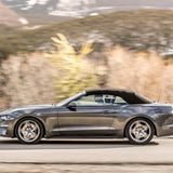 Auch mit geschlossenem Dach macht das Ford Mustang 5.0 V8 GT Cabriolet eine sportliche Figur