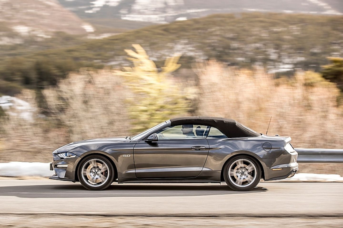 Auch mit geschlossenem Dach macht das Ford Mustang 5.0 V8 GT Cabriolet eine sportliche Figur