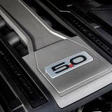 Die acht Zylinder des Ford Mustang 5.0 V8 GT Cabriolets kommen auf fünf Liter Hubraum