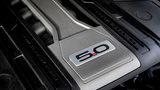 Die acht Zylinder des Ford Mustang 5.0 V8 GT Cabriolets kommen auf fünf Liter Hubraum