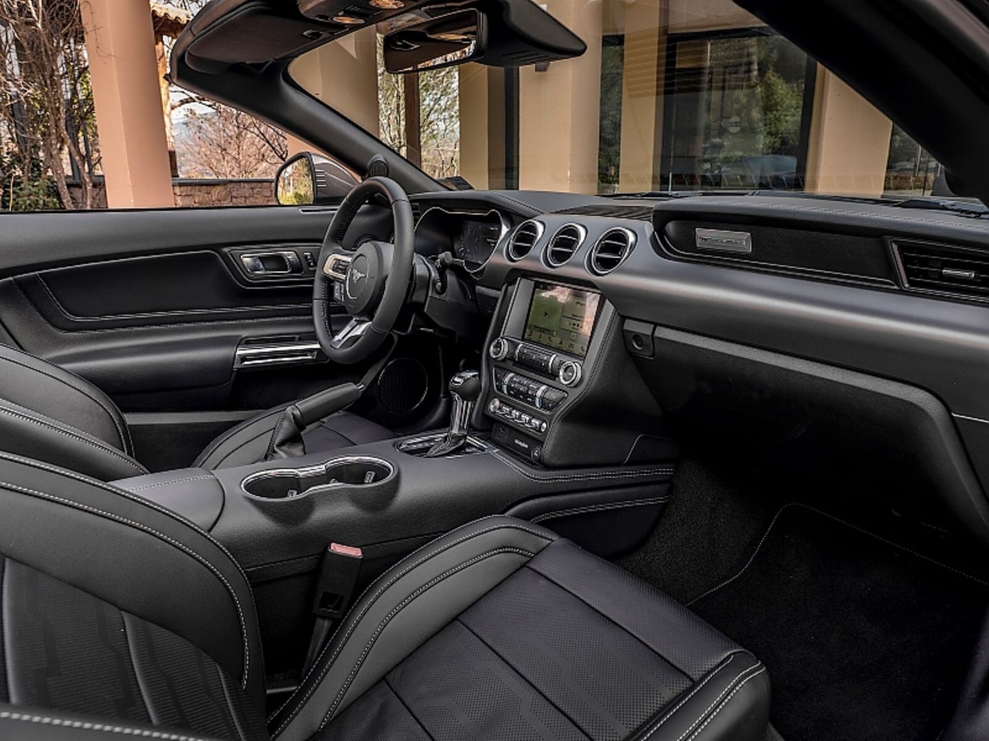 Ausreichend Platz für zwei im Ford Mustang 5.0 V8 GT Cabriolet