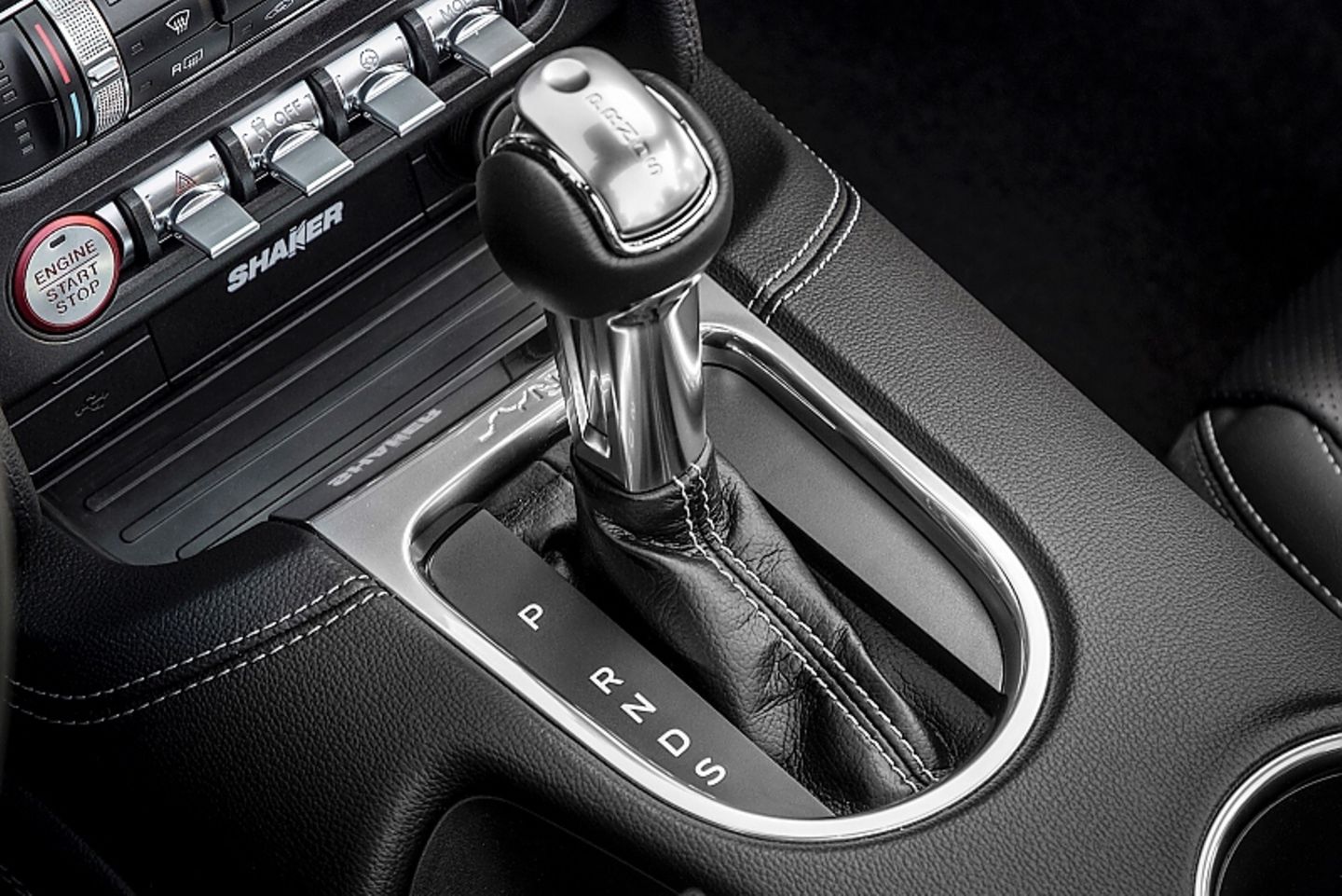 Die Wandlerautomatik im Ford Mustang 5.0 V8 GT Cabriolet bringt es auf zehn Gänge
