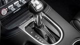 Die Wandlerautomatik im Ford Mustang 5.0 V8 GT Cabriolet bringt es auf zehn Gänge