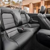 Die Rückbank im Ford Mustang 5.0 V8 GT Cabriolet taugt allenfalls zur Gepäckablage