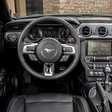 Aufgeräumtes Cockpit im Ford Mustang 5.0 V8 GT Cabriolet