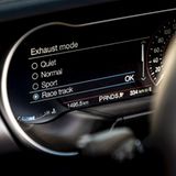 Das digitale Anzeigeinstrument im Ford Mustang 5.0 V8 GT Cabriolet bietet zahlreiche Darstellungsoptionen