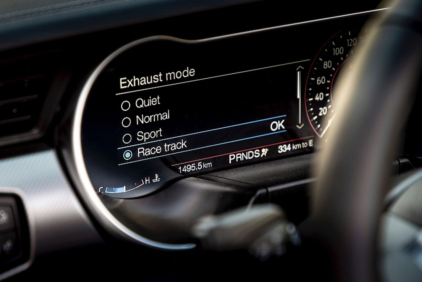 Das digitale Anzeigeinstrument im Ford Mustang 5.0 V8 GT Cabriolet bietet zahlreiche Darstellungsoptionen