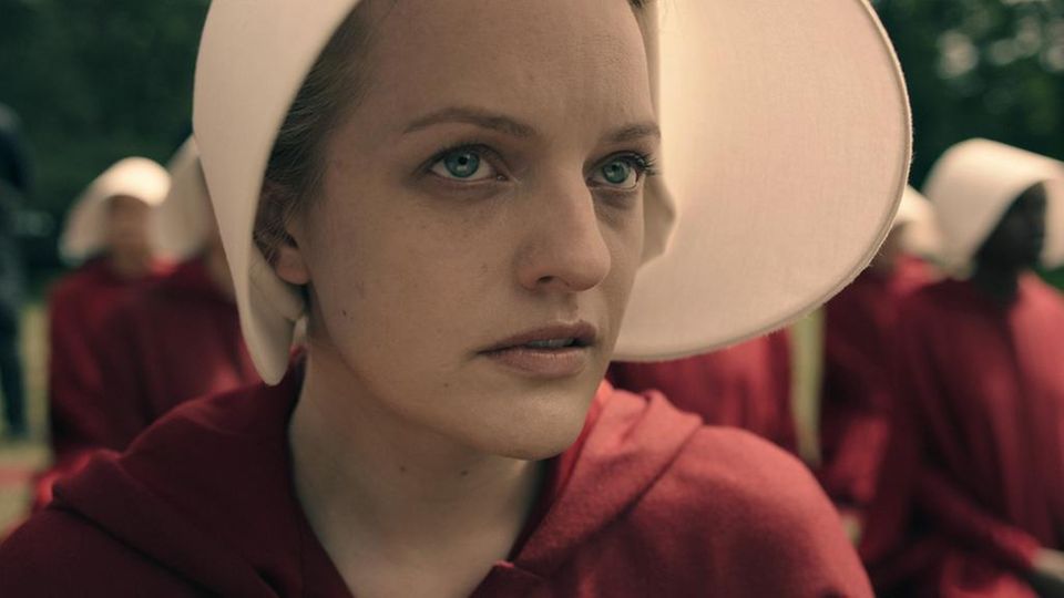 Elisabeth Moss spielt die Hauptrolle in "The Handmaid's Tale - Der Report der Magd": Ab 15. März gibt es Staffel eins fürs Hei Elisabeth Moss spielt die Hauptrolle in "The Handmaid's Tale - Der Report der Magd": Ab 15. März gibt es Staffel eins fürs Hei