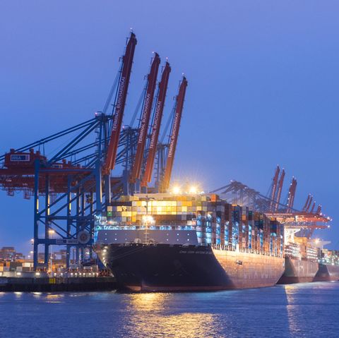 Das Containerschiff "Antoine de Saint Exupéry" auf der Elbe in hamburg