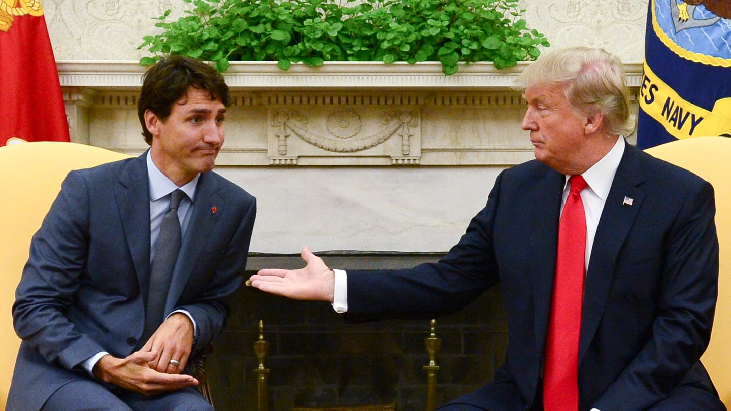 Donald Trump reicht Justin Trudeau im Weißen Haus die Hand