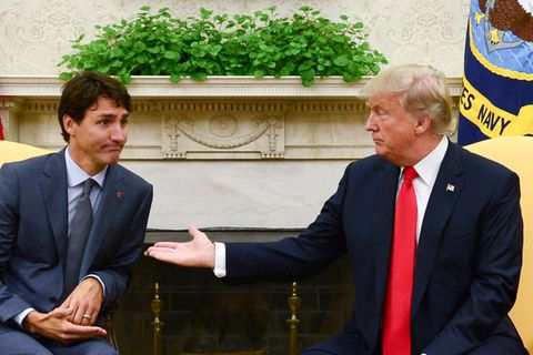 Donald Trump reicht Justin Trudeau im Weißen Haus die Hand