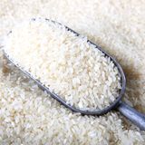 Sie vergessen Reis und Wasser abzumessen  Ein typischer Fehler. Benutzen Sie einen trockenen Becher, um ihren Reis abzumessen. Die goldene Reis-Regel besagt: ein Becher Reis zu zwei Bechern Wasser.