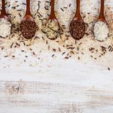 Sie behandeln alle Reissorten gleich  Nicht jeder Reis muss gleich lang gekocht werden. Brauner Reis beispielsweise benötigt eine längere Kochzeit und dementsprechend auch mehr Wasser als weißer Reis. Basmati- und Jasmin-Reis sollte vor dem Kochen eingeweicht werden, so kommen die Aromen besser zur Geltung.