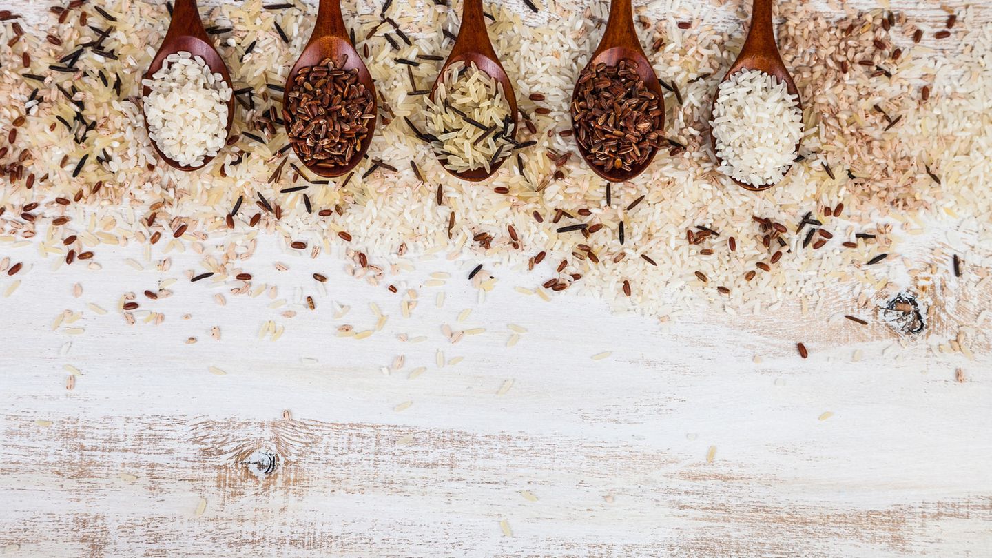 Sie behandeln alle Reissorten gleich  Nicht jeder Reis muss gleich lang gekocht werden. Brauner Reis beispielsweise benötigt eine längere Kochzeit und dementsprechend auch mehr Wasser als weißer Reis. Basmati- und Jasmin-Reis sollte vor dem Kochen eingeweicht werden, so kommen die Aromen besser zur Geltung.