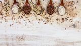 Sie behandeln alle Reissorten gleich  Nicht jeder Reis muss gleich lang gekocht werden. Brauner Reis beispielsweise benötigt eine längere Kochzeit und dementsprechend auch mehr Wasser als weißer Reis. Basmati- und Jasmin-Reis sollte vor dem Kochen eingeweicht werden, so kommen die Aromen besser zur Geltung.