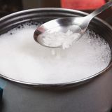 Sie rühren Reis um  Wenn Sie einen Reiskocher benutzen, ist die Versuchung natürlich groß, nach dem Reis zu sehen. Lassen Sie es! Jedes Mal, wenn Sie den Deckel anheben, entweicht Dampf und die Temperatur im Topf sinkt. Wenn Sie Reis umrühren, könnten die Reiskörner aufbrechen und Sie haben einen unappetitlichen Matschreis.