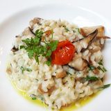 Sie kochen Reis bei falscher Temperatur  Wenn Sie einen Gasherd haben, kochen Sie den Reis auf niedrigster Flamme. Bringen Sie den Reis und das Wasser zum Kochen und lassen Sie den Deckel ein wenig offen. Die Zubereitung von Reis bei hoher Temperatur hat zur Folge, dass die Reiskörner ungleichmäßig gar werden.