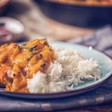 Sie würzen Ihren Reis nicht  Es gibt viele Debatten darüber, ob man das Reiswasser würzen sollte oder aber den fertigen Reis. Sie können es handhaben wie Sie möchten. Vergewissern Sie sich nur, dass Sie Ihren Reis überhaupt würzen. Sushi-Reis beispielsweise wird mit Reisessig, Salz und Zucker gewürzt.