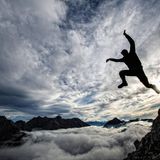 Sprung in die Wolken     Kleines Spiel mit der Perspektive auf der Jägerkarspitze im Karwendelgebirge.