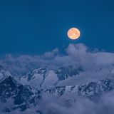 Fast auf Augenhöhe    Der Mond in voller Pracht vom Gipfel des Großglockners aus gesehen.