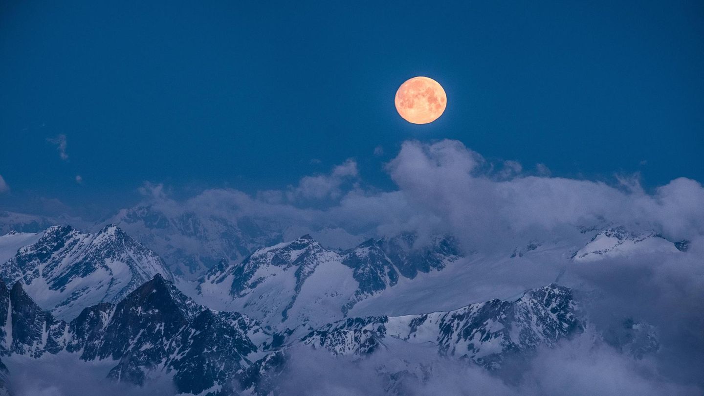 Fast auf Augenhöhe    Der Mond in voller Pracht vom Gipfel des Großglockners aus gesehen.