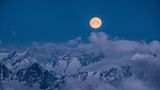 Fast auf Augenhöhe    Der Mond in voller Pracht vom Gipfel des Großglockners aus gesehen.
