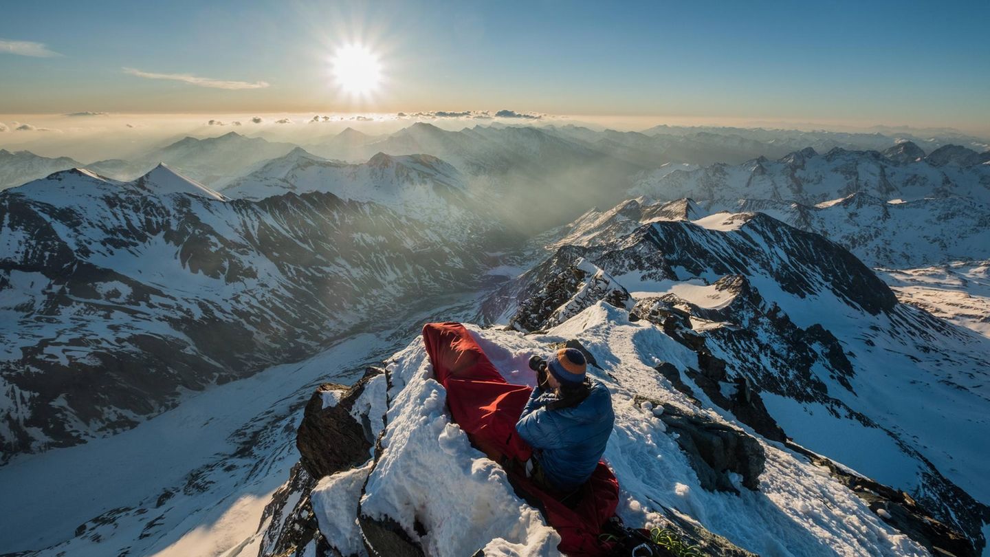 Eiskalt geschlafen  Schlafzimmer mit spektakulärer Aussicht. Heinz Zak biwakiert im Winter am Gipfel des Großglockners.
