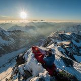 Eiskalt geschlafen  Schlafzimmer mit spektakulärer Aussicht. Heinz Zak biwakiert im Winter am Gipfel des Großglockners.