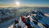 Eiskalt geschlafen  Schlafzimmer mit spektakulärer Aussicht. Heinz Zak biwakiert im Winter am Gipfel des Großglockners.