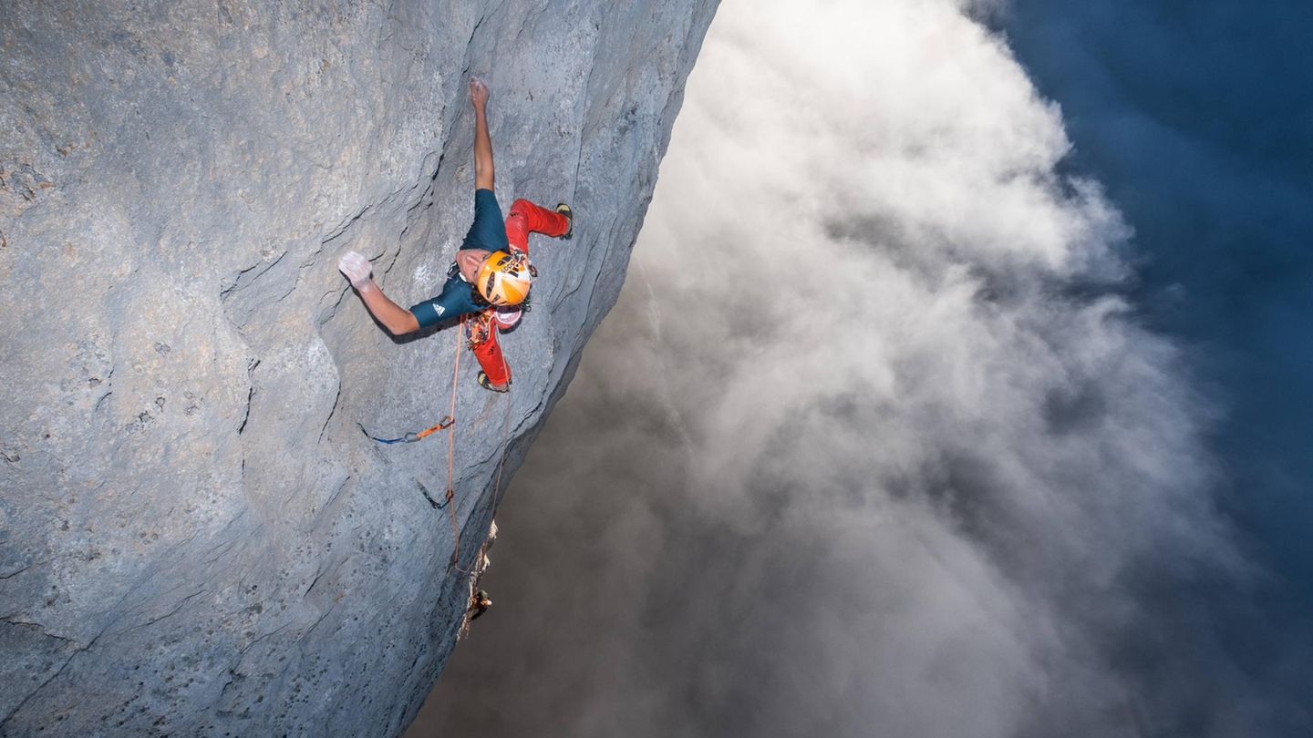 Senkrechter Aufstieg  Fabian Buhl an den Picos de Europa, Spanien. Der 28 Jährige Allgäuer zählt zu den besten Allroundkletterren der Welt.