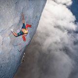 Senkrechter Aufstieg  Fabian Buhl an den Picos de Europa, Spanien. Der 28 Jährige Allgäuer zählt zu den besten Allroundkletterren der Welt.