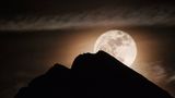 Fehlt nur noch Dracula  Vollmond über dem Gipfelkreuz des Hohen Gleiersch im Karwendel.