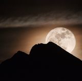Fehlt nur noch Dracula  Vollmond über dem Gipfelkreuz des Hohen Gleiersch im Karwendel.