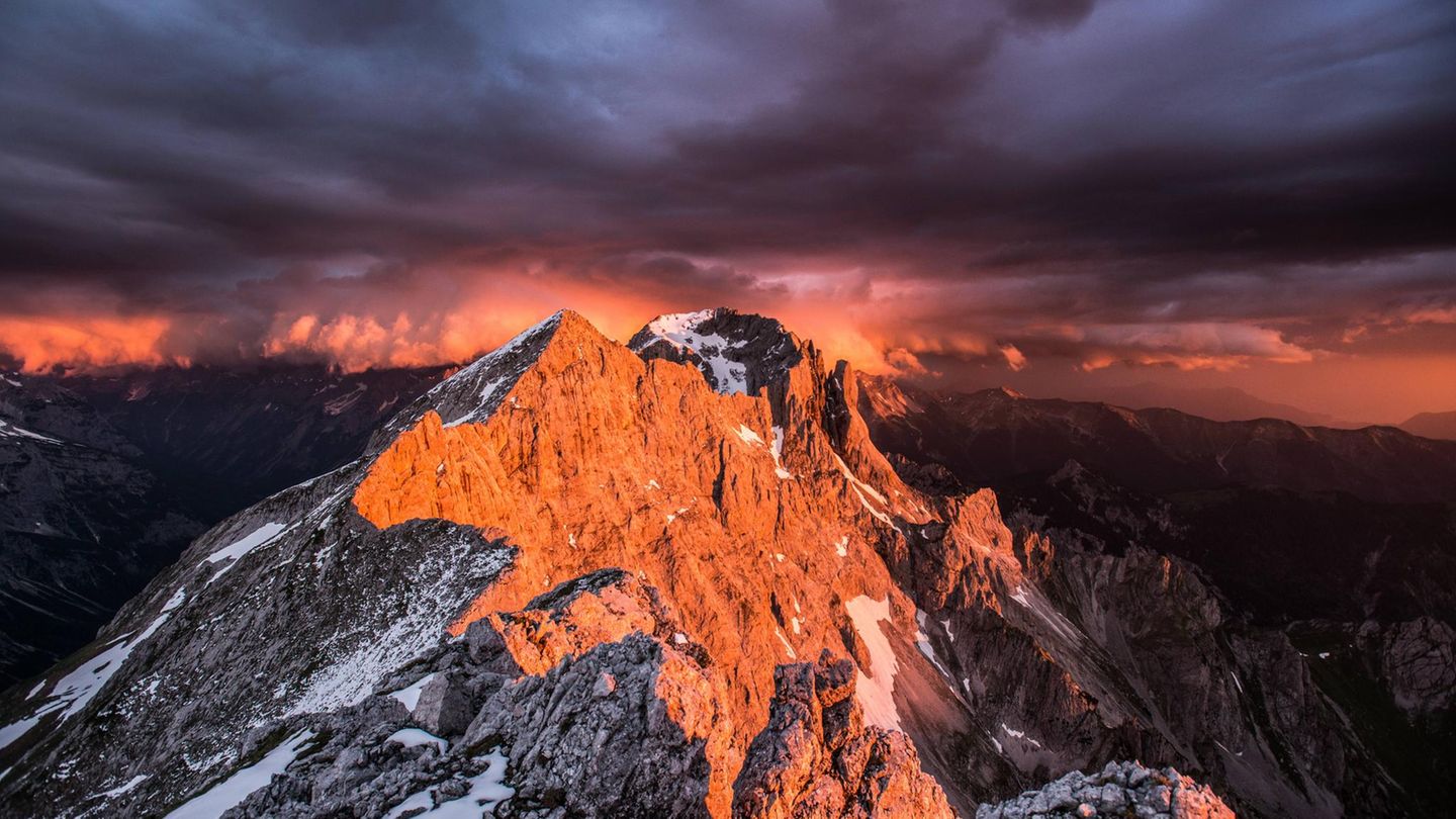 Gewitterstimmung  Ein Gewitter zieht auf, glücklicherweise weit weg an der Grabenkarspitze, Karwendel