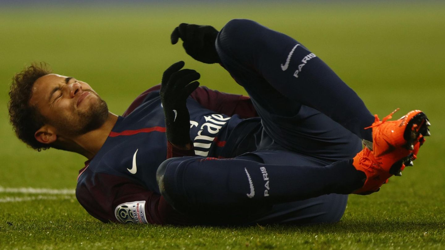 Neymar, im Trikot von PSG liegt auf dem Rasen