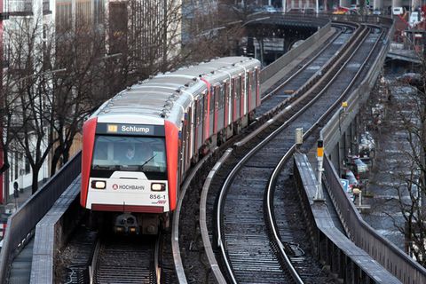Eine Hamburger U-Bahn fährt am Hafen entlang