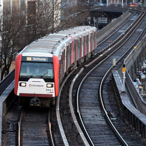 Eine Hamburger U-Bahn fährt am Hafen entlang