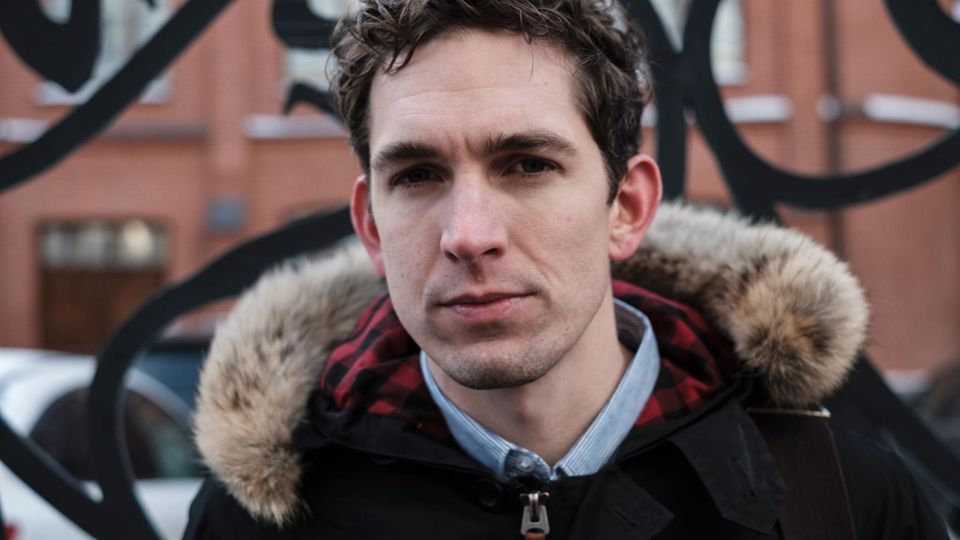 Proteste: 26. März 2017: Alec Luhn, ein Amerikaner, wurde während einer Protestkundgebung festgenommen, weil er laut der Polizei Parolen auf Russisch geschrien hatte. Ihm wurde vorgeworfen, die Durchführung der Massenveranstaltung gestört zu haben. Seine Akkreditierung als Journalist des britischen "Guardian" half ihm nicht. Nur nachdem die Redaktion an das russische Außenministerium appelliert hatte, wurde er freigelassen. Ein Gericht befand ihn schließlich für unschuldig. Damit ist Luhn bislang ein Einzelfall. 26. März 2017: Alec Luhn, ein Amerikaner, wurde während einer Protestkundgebung festgenommen, weil er laut der Polizei Parolen auf Russisch geschrien hatte. Ihm wurde vorgeworfen, die Durchführung der Massenveranstaltung gestört zu haben. Seine Akkreditierung als Journalist des britischen "Guardian" half ihm nicht. Nur nachdem die Redaktion an das russische Außenministerium appelliert hatte, wurde er freigelassen. Ein Gericht befand ihn schließlich für unschuldig. Damit ist Luhn bislang ein Einzelfall.