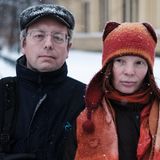 24. Februar 2014: Die Eheleute Asya Aksenova und Andrej Yaschin wurden festgenommen, nachdem sie an Protesten im Zentrum Moskaus teilgenommen hatten. Laut dem Polizeibericht wurden die beiden vor dem Haus mit der Nummer 10 in der Bolshoi Tatarskaja Straße verhaftet, weil Aksenova "Freiheit" geschrien hätte. Doch ein Haus mit der Nummer 10 gibt es in dieser Straße nicht. Die Anklage wurde fallen gelassen. 