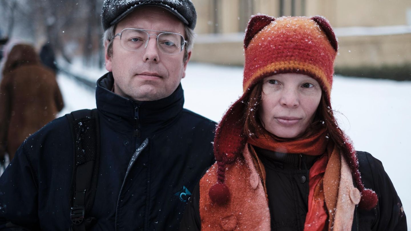 24. Februar 2014: Die Eheleute Asya Aksenova und Andrej Yaschin wurden festgenommen, nachdem sie an Protesten im Zentrum Moskaus teilgenommen hatten. Laut dem Polizeibericht wurden die beiden vor dem Haus mit der Nummer 10 in der Bolshoi Tatarskaja Straße verhaftet, weil Aksenova "Freiheit" geschrien hätte. Doch ein Haus mit der Nummer 10 gibt es in dieser Straße nicht. Die Anklage wurde fallen gelassen. 