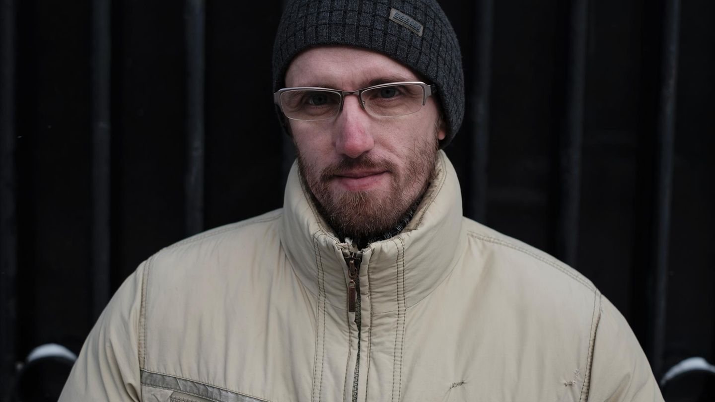 24. Februar 2014: Denis Petrikeew wurde bei Protesten zur Unterstützung der Demonstranten, die nach den Parlamentswahlen 2011 auf die Straße gingen, festgenommen. Bei seiner Vernehmung machte er von dem 51. Artikel der russischen Verfassung Gebrauch und weigerte er sich seinen Namen zu nennen. Und so wurde er schlicht unter einem anderen Namen zu zehn Tagen Ordnungshaft verurteilt. Zwei angebliche Zeugen hatten angegeben, sie hätten gehört, wie er sich Reschetkin genannt hatte. Ein Ausweis, der belegte, dass Petrikeew nicht Reschetkin ist, wurde vom Gericht nicht beachtet. Und so verbüßte Petrikeew als Reshetkin seine Strafe. 