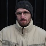 24. Februar 2014: Denis Petrikeew wurde bei Protesten zur Unterstützung der Demonstranten, die nach den Parlamentswahlen 2011 auf die Straße gingen, festgenommen. Bei seiner Vernehmung machte er von dem 51. Artikel der russischen Verfassung Gebrauch und weigerte er sich seinen Namen zu nennen. Und so wurde er schlicht unter einem anderen Namen zu zehn Tagen Ordnungshaft verurteilt. Zwei angebliche Zeugen hatten angegeben, sie hätten gehört, wie er sich Reschetkin genannt hatte. Ein Ausweis, der belegte, dass Petrikeew nicht Reschetkin ist, wurde vom Gericht nicht beachtet. Und so verbüßte Petrikeew als Reshetkin seine Strafe. 