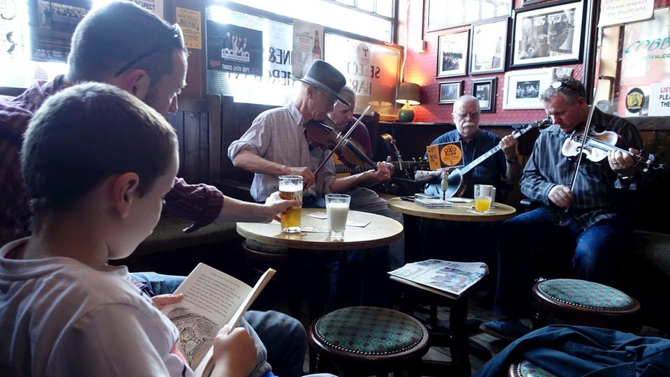 Musiker treffen sich zu einer Session im Cobblestone Pub