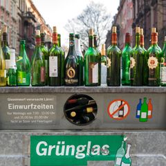 Grünes Altglas auf Altglascontainer